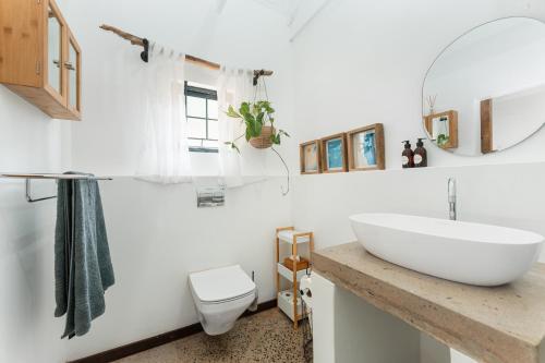 Ένα μπάνιο στο Dolphin Coast Doll House - quaint cottage close to the beach!