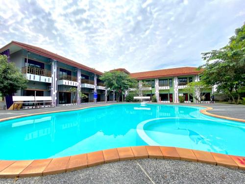 RoomQuest Chonburi Phanat Nikhom tesisinde veya buraya yakın yüzme havuzu