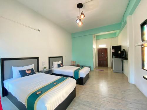 Una cama o camas en una habitación de RoomQuest Chonburi Phanat Nikhom