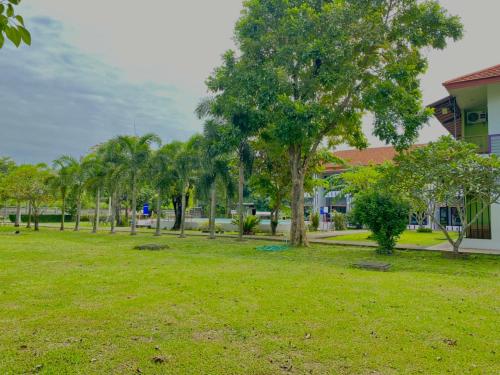 Un jardín fuera de RoomQuest Chonburi Phanat Nikhom