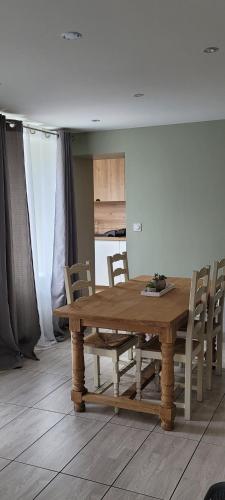 uma mesa de madeira e cadeiras num quarto em Il Vialetto, appartement Santa Lucia, au calme, tout confort em Jeumont