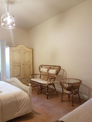 ein Schlafzimmer mit einem Bett, einem Stuhl und einem Aoire in der Unterkunft A casa di Samuele in Squille