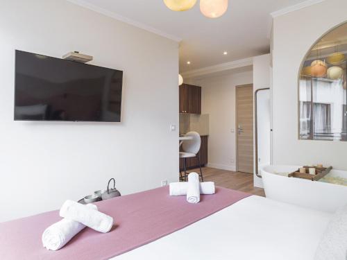 une chambre avec un lit avec deux serviettes dessus dans l'établissement Ms Champs Elysées Avenue, à Paris