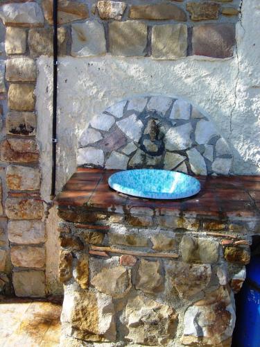 a stone oven with a blue bowl on top of it at La Finestra sulle Eolie in Reitano