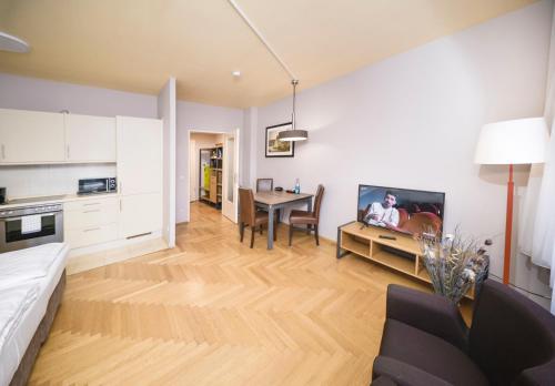 ein Wohnzimmer mit einer Küche und einem Esszimmer in der Unterkunft AMC Apartments Ku'damm & Bundesallee in Berlin