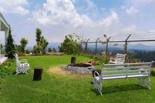 Taman di luar StayVista at The Lilly Ooty with Breakfast