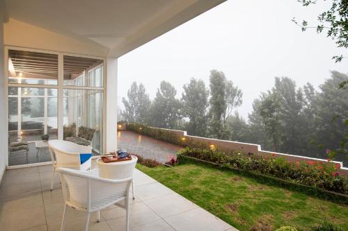 Taman di luar StayVista at The Lilly Ooty with Breakfast
