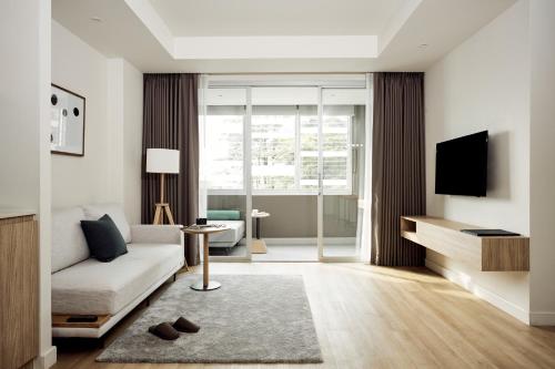 Televisyen dan/atau pusat hiburan di Casa 17 Hotel Bangkok