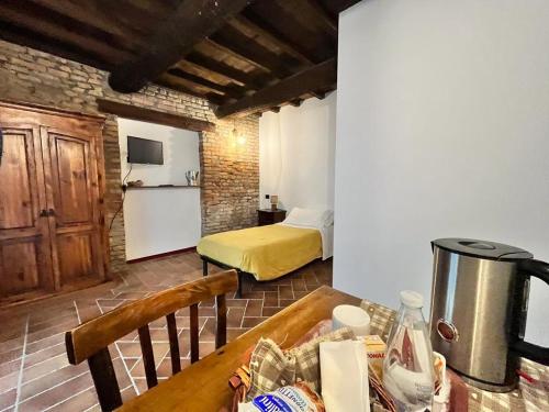 Pokój ze stołem i sypialnią z łóżkiem w obiekcie Casale Belriguardo w mieście Ferrara