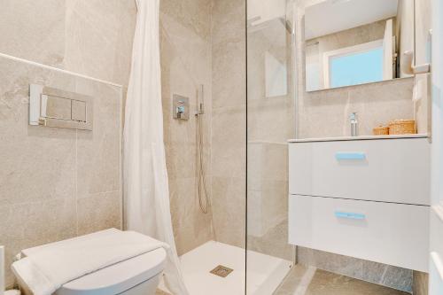 アルクーディアにあるVilla FISHERMAN Alcudiaのバスルーム(トイレ、シャワー付)