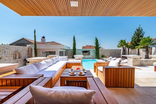 Χώρος καθιστικού στο Villa Nena with heated pool, jacuzzi and sauna