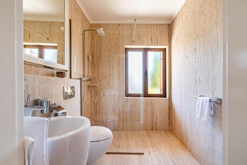 Ένα μπάνιο στο Villa Nena with heated pool, jacuzzi and sauna