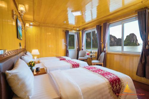- une chambre avec 2 lits sur un bateau dans l'établissement Sunlight Cruise, à Hạ Long