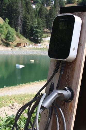 a cell phone attached to the side of a wooden bench at L'Etincelle Mountain Lodge in Chamrousse