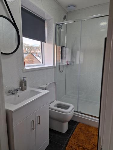 y baño con aseo, lavabo y ducha. en Balco Sherwood House - 2 Bedrooms, 5 beds - Sky tv and internet en Nottingham