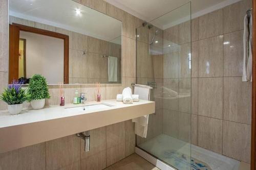 Fabulous apartment with beach views in Puerto Pollensa by Renthousing