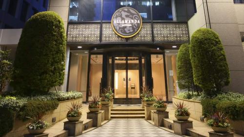 un vestíbulo de un hotel con una entrada con plantas en Hotel Allamanda Aoyama Tokyo, en Tokio