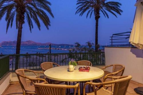 Fabulous apartment with beach views in Puerto Pollensa by Renthousing