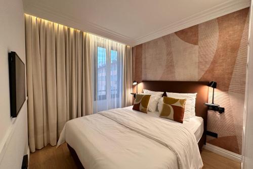sypialnia z łóżkiem i dużym oknem w obiekcie OPERA PROMENADE 2 Brand-new! 2 rooms next to the sea w Nicei
