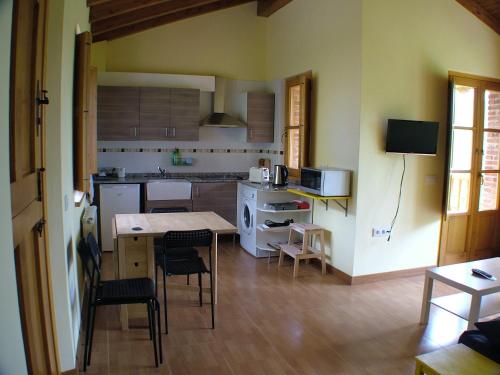 cocina con mesa y sillas en una habitación en Apartamentos Rurales Vista del Sueve en Tresano