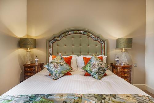 een slaapkamer met een groot bed met 2 nachtkastjes bij The Wynnstay Hotel, Oswestry, Shropshire in Oswestry