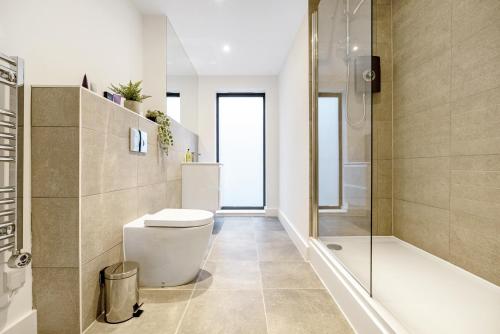 ein Bad mit einem WC und einer Dusche in der Unterkunft Tailored Stays - Central Cambridge, Lacon House in Cambridge