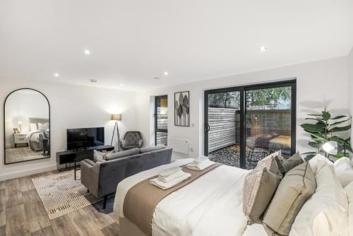 um quarto com uma cama grande e uma sala de estar em Tailored Stays - Central Cambridge, Lacon House em Cambridge