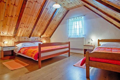 sypialnia z 2 łóżkami i oknem w obiekcie Andrea in Sertić Poljana - Haus für 6 Personen w mieście Jeziora Plitwickie