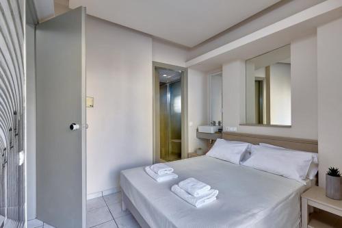 Un dormitorio con una cama con dos toallas encima. en Prime Studio in Heraklion Center, en Heraclión