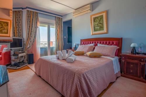 Кровать или кровати в номере Villa Serenity House of an elegant, immaculate, luxury environment