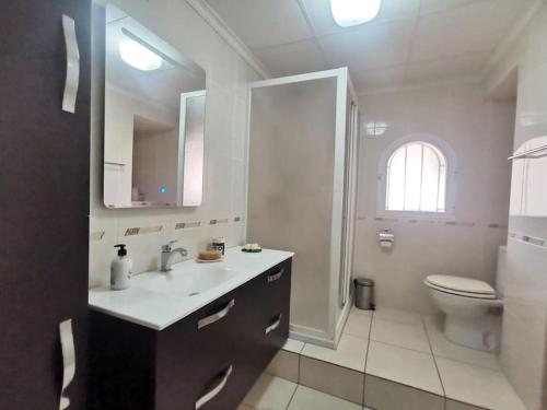 biała łazienka z umywalką i toaletą w obiekcie Deanna Magnifique villa vue mer situé à 1,5 Km de la plage w mieście Calpe