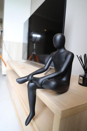 una estatua de una persona sentada en un escritorio en 418 Menlyn Maine Trilogy, en Pretoria