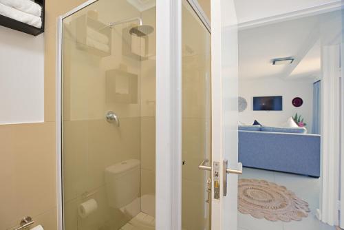 Koupelna v ubytování Designer Beachfront Apartment in Big Bay with swimming pool- 2 bedroom, 1 Azure