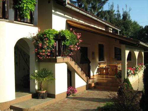une maison avec des boîtes de fleurs sur son côté dans l'établissement Villa Iva, à Rakovica