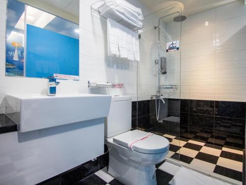 uma casa de banho com um WC, um lavatório e um chuveiro em Morwing Hotel - Ocean em Taipei