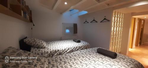 - 2 lits jumeaux dans une chambre dans l'établissement Ker Karantez, à Rennes