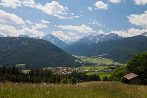 a view of a valley with mountains in the background at Lienharterhof in Monguelfo