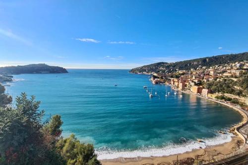 widok na plażę z łodziami w wodzie w obiekcie Casa Alessia - Villefranche-sur-mer w mieście Villefranche-sur-Mer
