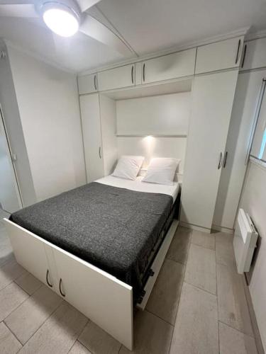 une chambre avec un lit dans une petite pièce dans l'établissement Casa Alessia - Villefranche-sur-mer, à Villefranche-sur-Mer