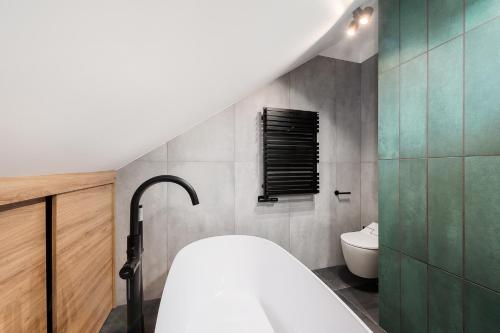 łazienka z umywalką i toaletą w obiekcie Zen Apartment by LoftAffair w Krakowie
