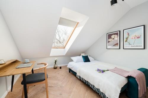 sypialnia z łóżkiem, biurkiem i oknem w obiekcie Zen Apartment by LoftAffair w Krakowie