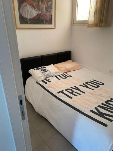 En eller flere senge i et værelse på דירת נופש - נאות גולף