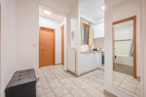 una camera con corridoio, cucina e porta di Modern Apartment With Garage a Budapest