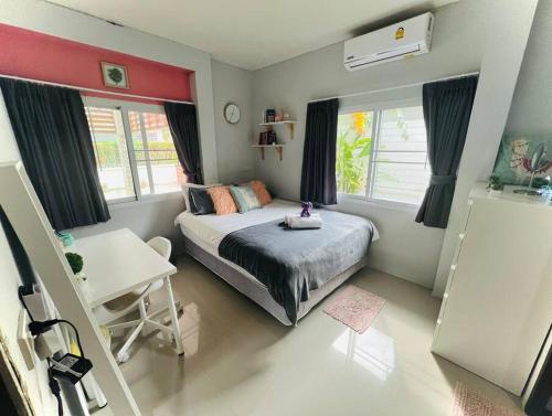 1 dormitorio con 1 cama, escritorio y ventanas en Holiday house near Lamai with swimming pool. 2 bedrooms, en Nathon Bay
