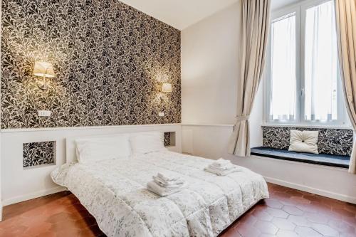 a bedroom with a bed and a window at B&B Trastevere 94 in Rome