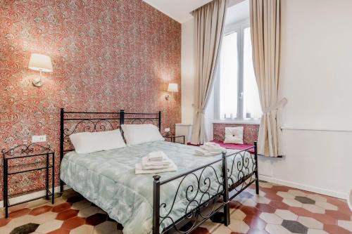 ein Schlafzimmer mit einem Bett in einem Zimmer in der Unterkunft B&B Trastevere 94 in Rom