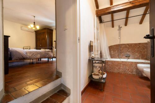 San ClementeにあるIl Podere Calvanellaのバスルーム(ベッド1台、バスタブ、シンク付)