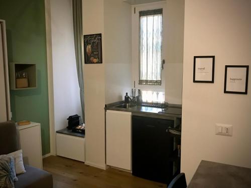 Kuchyňa alebo kuchynka v ubytovaní SuiteMilan133 - Navigli SantAgostino