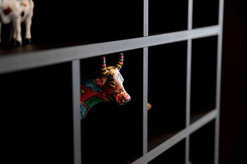 a toy cow head sticking out of a cage at All-Suite Resort Fieberbrunn inklusive Gästekarte & Aubad-Eintritt in Fieberbrunn