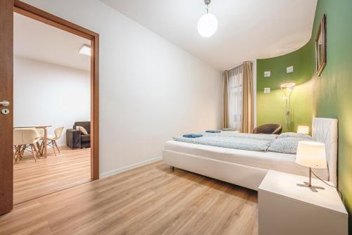 una camera con letto e un soggiorno di Modern Apartment With Garage a Budapest